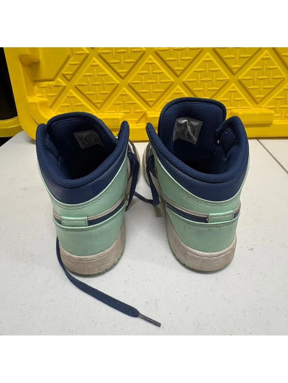 Nike Air Jordan 1 Mid GS Mystic Navy Mint Foam 554725-413 Size 6.5Y Sneakers